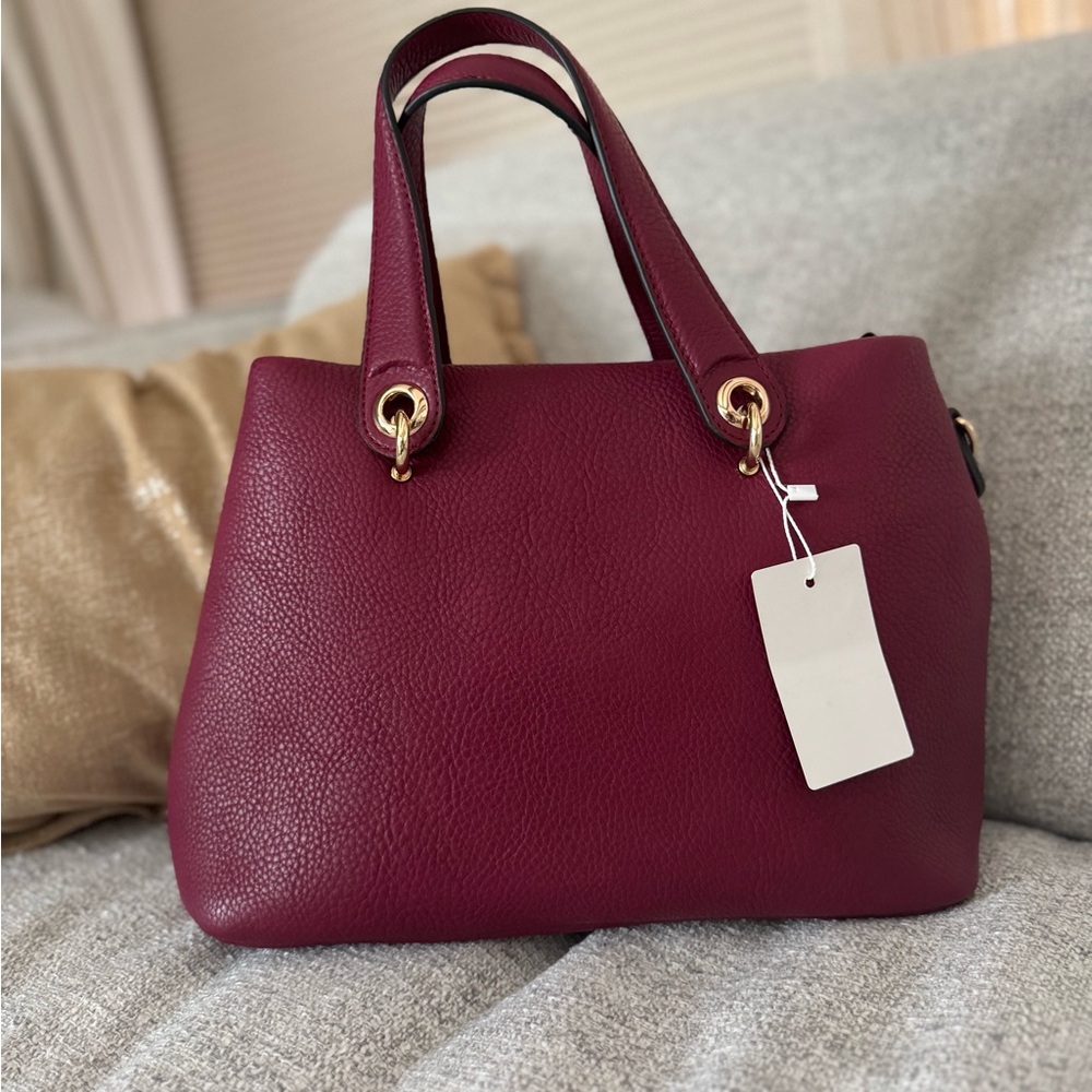 Elegant Burgundy bag with straps from Spain